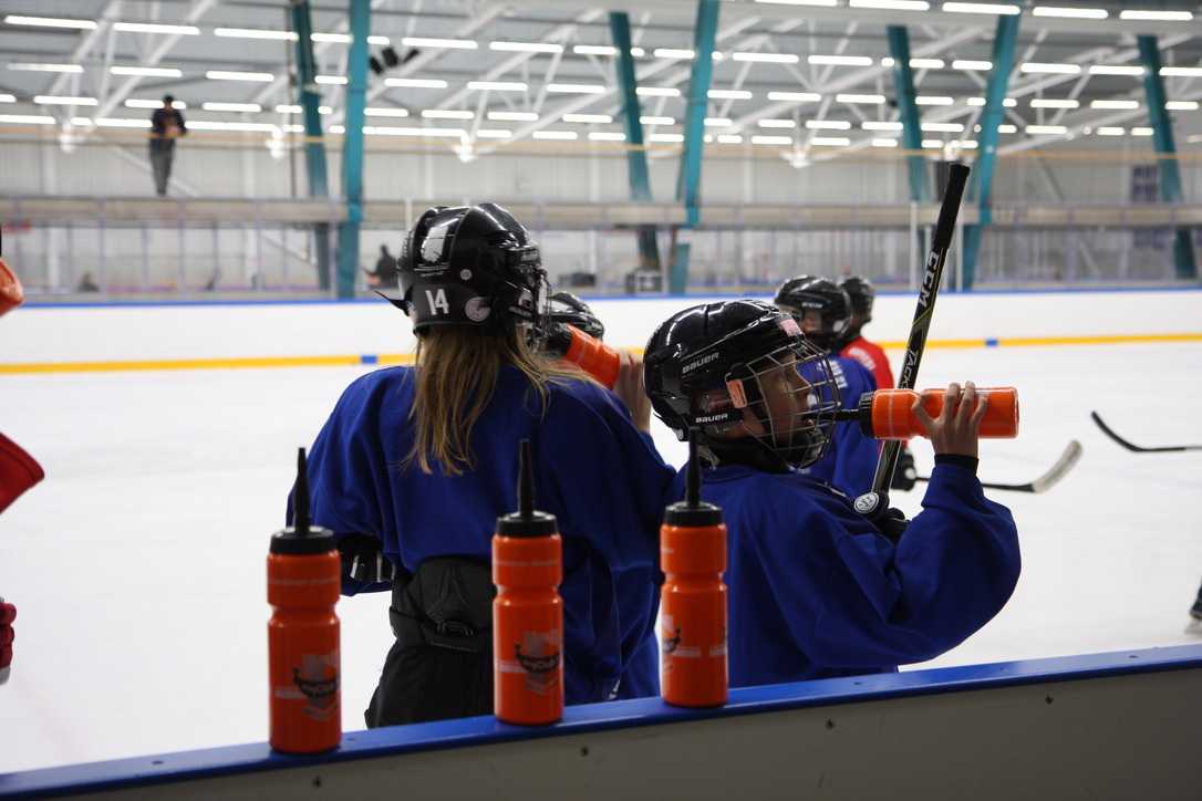 Lätkäseuroissa varainhankintakampanjat ovat yleisiä. Kuva CL Hockey Campilta kesältä 2019.