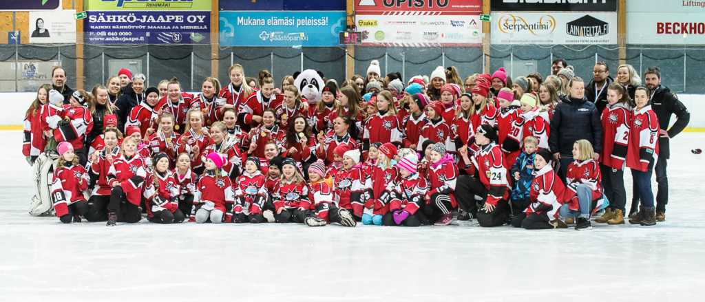 Hyvinkään ringette maalin teossa.